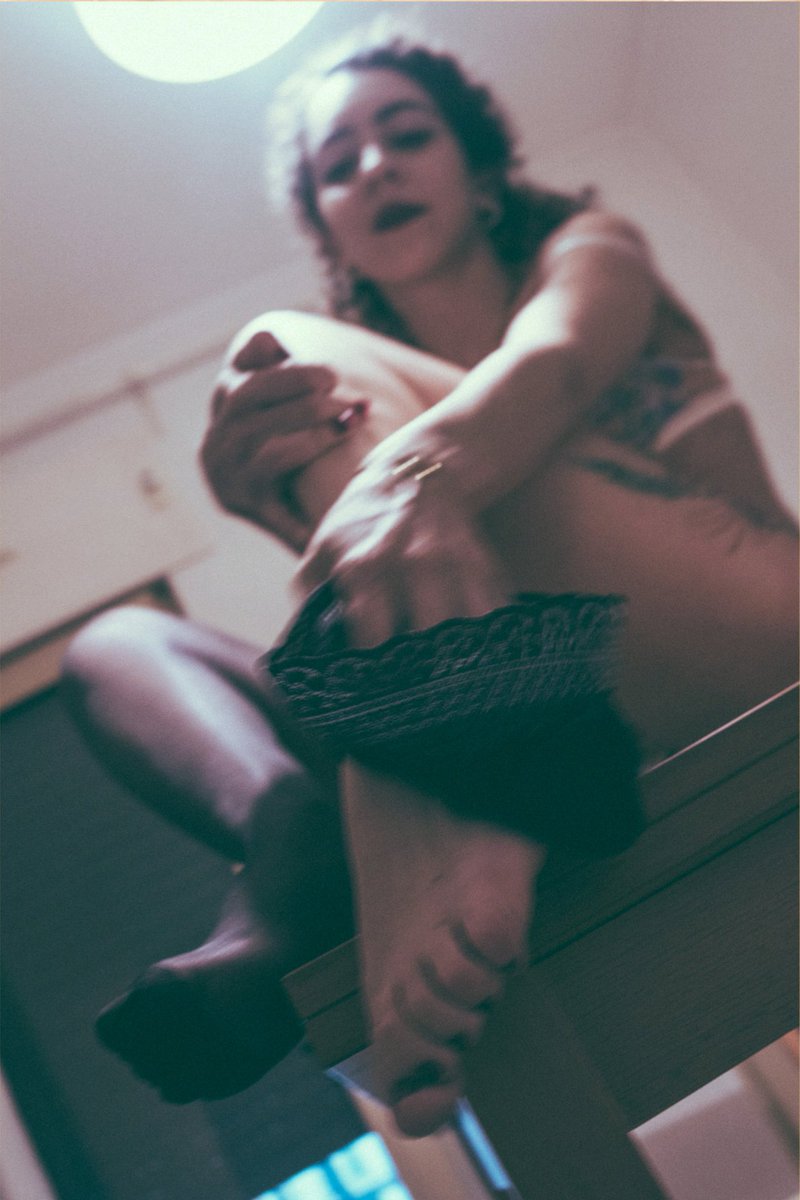 skin_ofsin's tweet photo. #color #colorphotography #artificiallight #pose #lingerie #legs #feet #toes #model #skinofsin https://t.co/enlLdUk1sA