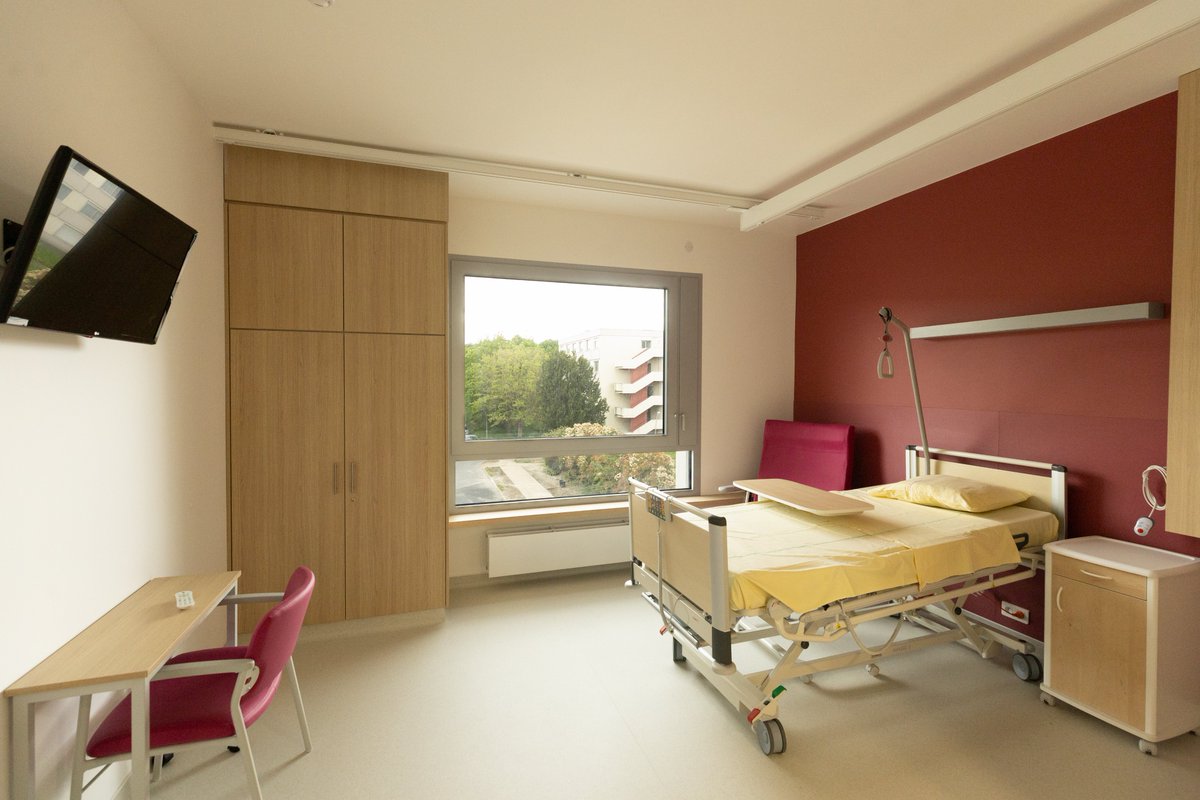 APHP's tweet photo. Inauguration, ce jour, du nouveau bâtiment dédié aux soins de longue durée de l’hôpital Emile-Roux AP-HP, établissement gériatrique de référence dans le 94

👉 Une reconfiguration complète de l'offre de soins repensée depuis 2018

En savoir plus ➡ https://t.co/VlztZ7L0yE https://t.co/wfwx56Rsjx
