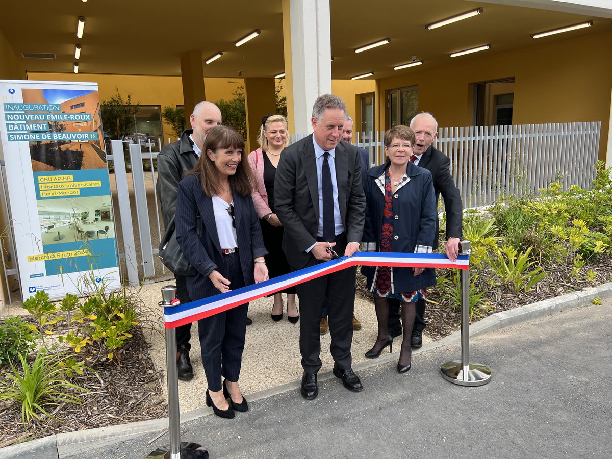 APHP's tweet photo. Inauguration, ce jour, du nouveau bâtiment dédié aux soins de longue durée de l’hôpital Emile-Roux AP-HP, établissement gériatrique de référence dans le 94

👉 Une reconfiguration complète de l'offre de soins repensée depuis 2018

En savoir plus ➡ https://t.co/VlztZ7L0yE https://t.co/wfwx56Rsjx
