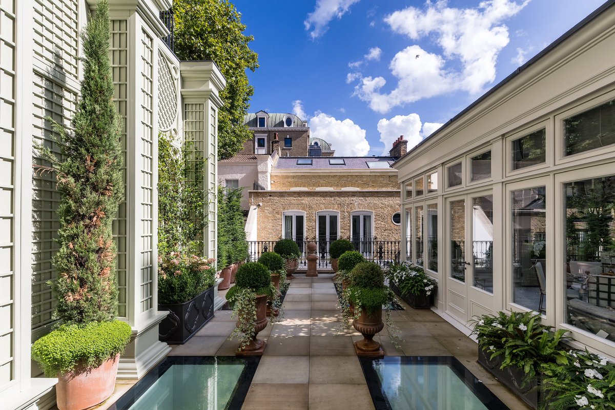 SHHArchitects's tweet photo. This Grade I Listed Property features a charming garden terrace and a stunning Roman-style pool, seamlessly blending historic charm with modern luxury.

#shhlondon #residential #familyhome #contrasts #massing #architecture #pool #lighting #outdoorlighting #luxuryproperty https://t.co/fqKQA4DrGd