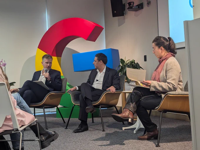 Anuncio de las 10 mil becas en las oficinas de Google Colombia.
