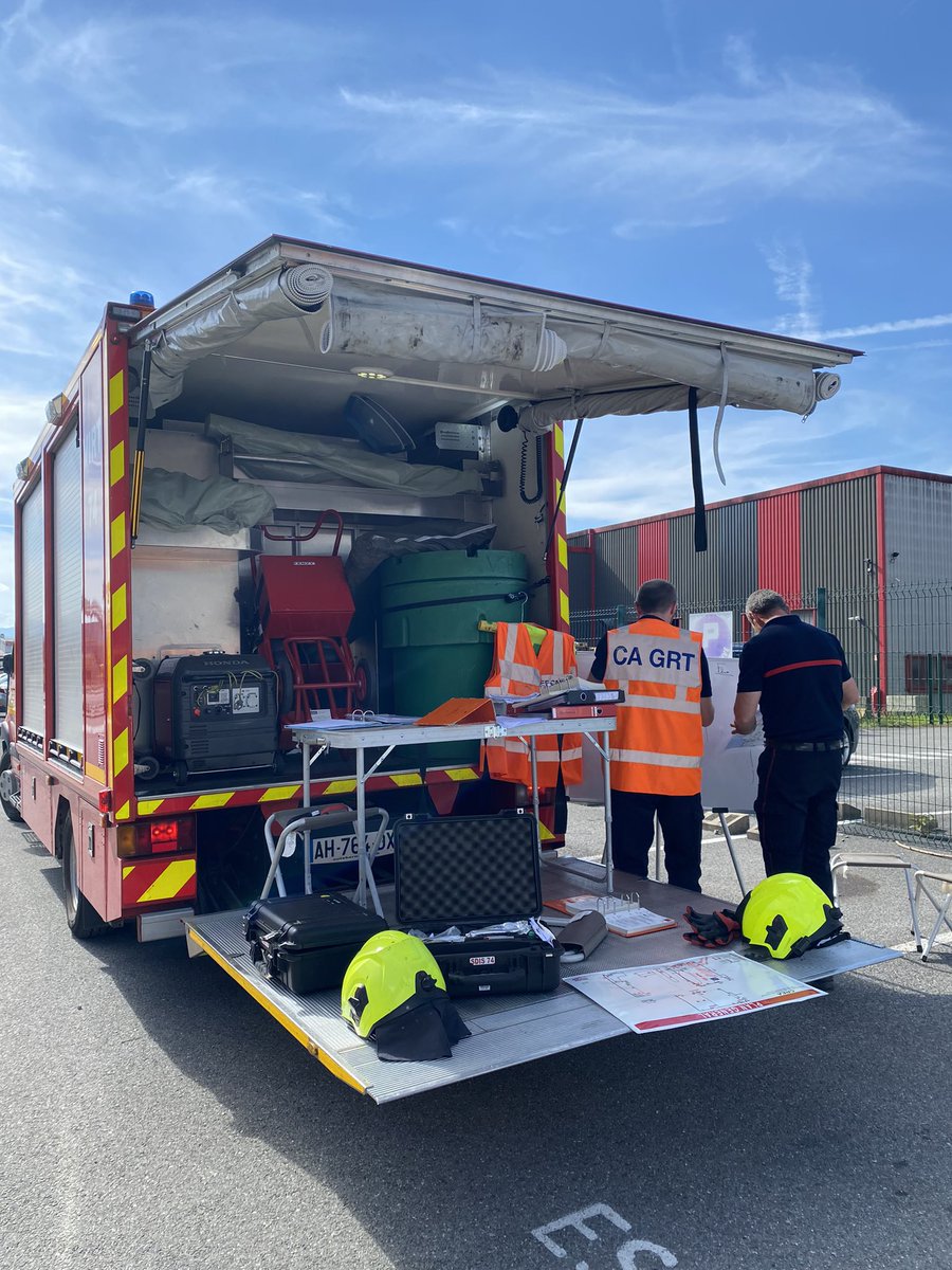 [INTERVENTION]
Les sapeurs-#pompiers interviennent actuellement sur un feu à l’usine Créa située dans la zone industrielle à #Bonneville. <a href="/MartialSaddier/">Martial SADDIER</a>, PCA du SDIS74 et du <a href="/Dep_74/">Département de la Haute-Savoie</a>, s’est rendu sur place.