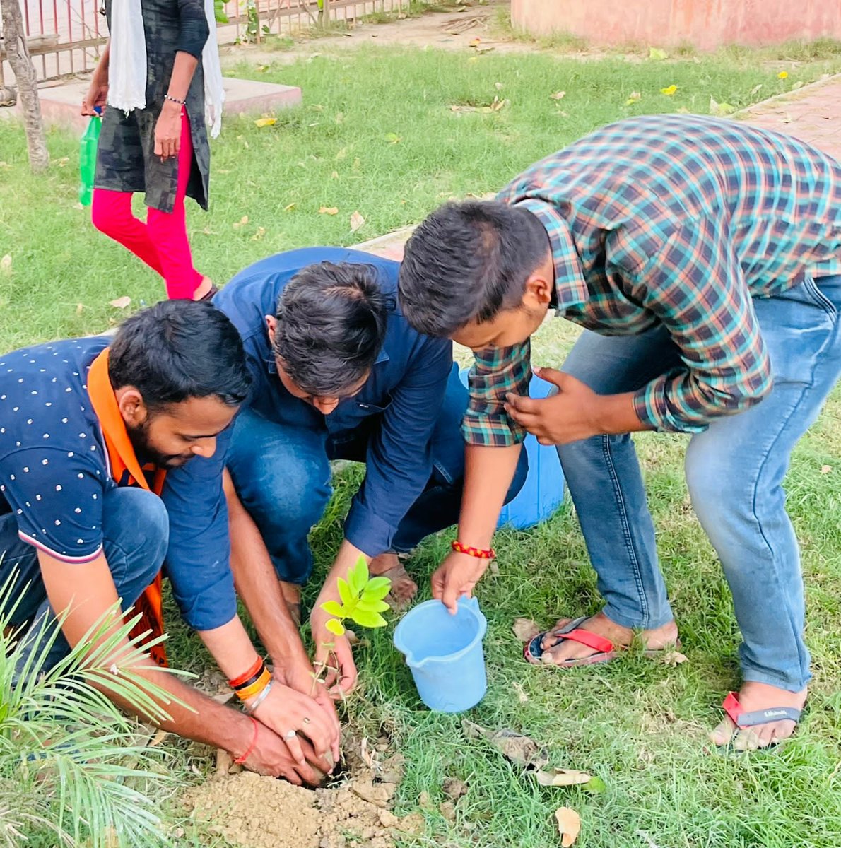 AbvpGorakhpur's tweet photo. "चलो दिखाए समझदारी,
 पर्यावरण सुरक्षा की ले जिम्मेदारी।"

अभाविप गोरखपुर महानगर के गोरक्ष नगर इकाई द्वारा विश्व पर्यावरण दिवस के अवसर पर सूरजकुंड मंदिर परिसर में पौधारोपण किया गया। 

कार्यक्रम में  नगर के कार्यकर्ता उपस्थित रहें।

#ABVPGorakhpurMahanagar 
#ABVPGoraksh #SFD https://t.co/v1XJmX81yo