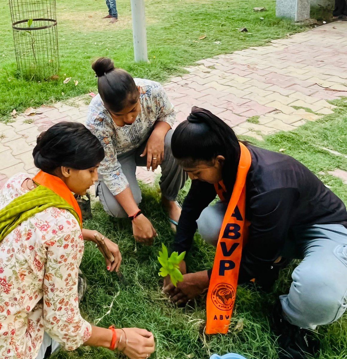 AbvpGorakhpur's tweet photo. "चलो दिखाए समझदारी,
 पर्यावरण सुरक्षा की ले जिम्मेदारी।"

अभाविप गोरखपुर महानगर के गोरक्ष नगर इकाई द्वारा विश्व पर्यावरण दिवस के अवसर पर सूरजकुंड मंदिर परिसर में पौधारोपण किया गया। 

कार्यक्रम में  नगर के कार्यकर्ता उपस्थित रहें।

#ABVPGorakhpurMahanagar 
#ABVPGoraksh #SFD https://t.co/v1XJmX81yo