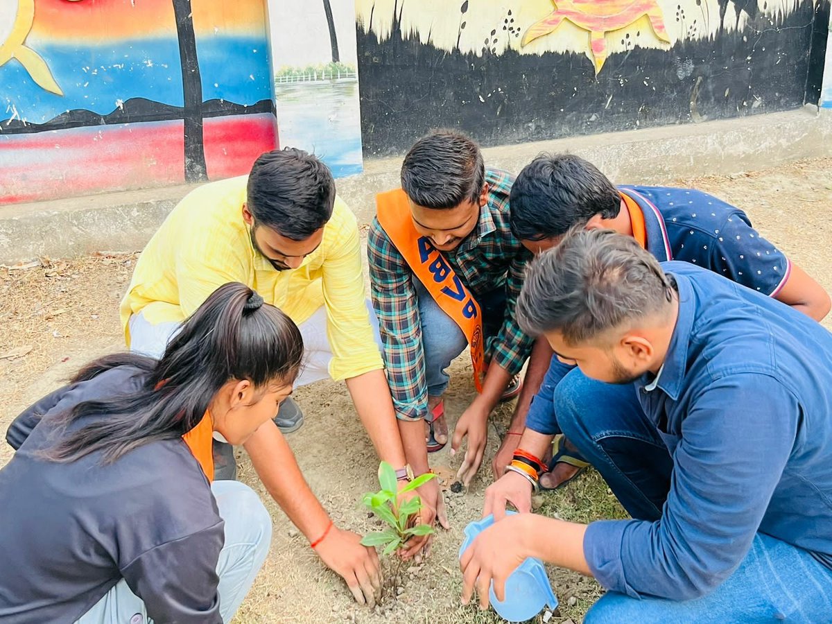AbvpGorakhpur's tweet photo. "चलो दिखाए समझदारी,
 पर्यावरण सुरक्षा की ले जिम्मेदारी।"

अभाविप गोरखपुर महानगर के गोरक्ष नगर इकाई द्वारा विश्व पर्यावरण दिवस के अवसर पर सूरजकुंड मंदिर परिसर में पौधारोपण किया गया। 

कार्यक्रम में  नगर के कार्यकर्ता उपस्थित रहें।

#ABVPGorakhpurMahanagar 
#ABVPGoraksh #SFD https://t.co/v1XJmX81yo