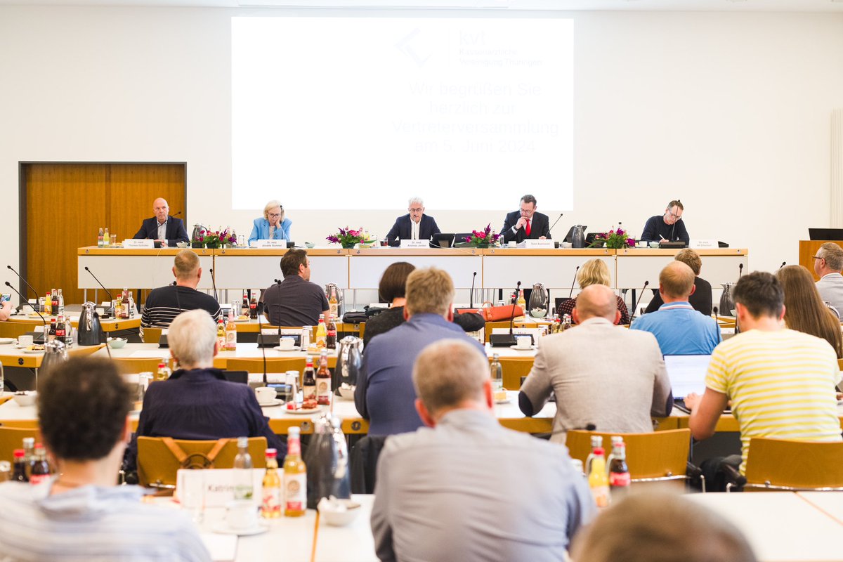 Unsere Vertreterversammlung lehnt hausärztliche Institutsambulanzen vehement ab. Die komplette Resolution „Krankenhäuser können keine Hausarztmedizin“ finden Sie hier: kv-thueringen.de/fileadmin/medi… <a href="/kbv4u/">Kassenärztliche Bundesvereinigung (KBV)</a> <a href="/BMG_Bund/">Bundesgesundheitsministerium</a> #KHVVG #meinekvt