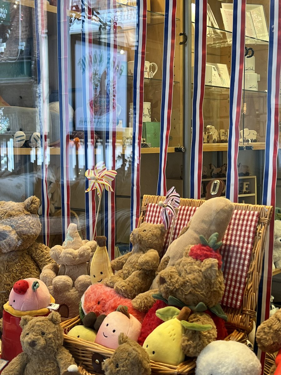 ChesterBID's tweet photo. Independent unique gift & toy shop @harrietanddee2 have dressed their window in preparation for The Duke of Westminster and Olivia Henson! Look how beautiful it looks!๐
๐ Watergate St Row
๐๏ธ Accepts #ChesterGiftCard
#chester #experiencechester #wedding #independent #uk #city https://t.co/Xmhxp4Fqc7