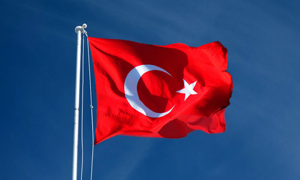 sbYusufAlemdar's tweet photo. Bugün Türkiye Belediyeler Birliği Meclis Toplantısı’nda divan başkanının toplantı usüllerine aykırı davranması sonucunda belediye başkanı arkadaşlarımızla birlikte itiraz ettik. Ayrıca Divan Başkanı olan Mardin Büyükşehir Belediye Başkanı Ahmet Türk’e Türkiye’nin bir hukuk devleti olduğunu ve milleti bölmeye çalışanları savunamayacağımızı ifade ettik. Toplantıda belirttiğim gibi demokrasi, hepimizi kapsayan bu bayrak altında, toprak bütünlüğü içerisinde yaşamaktır.

Bizim için kaide budur.