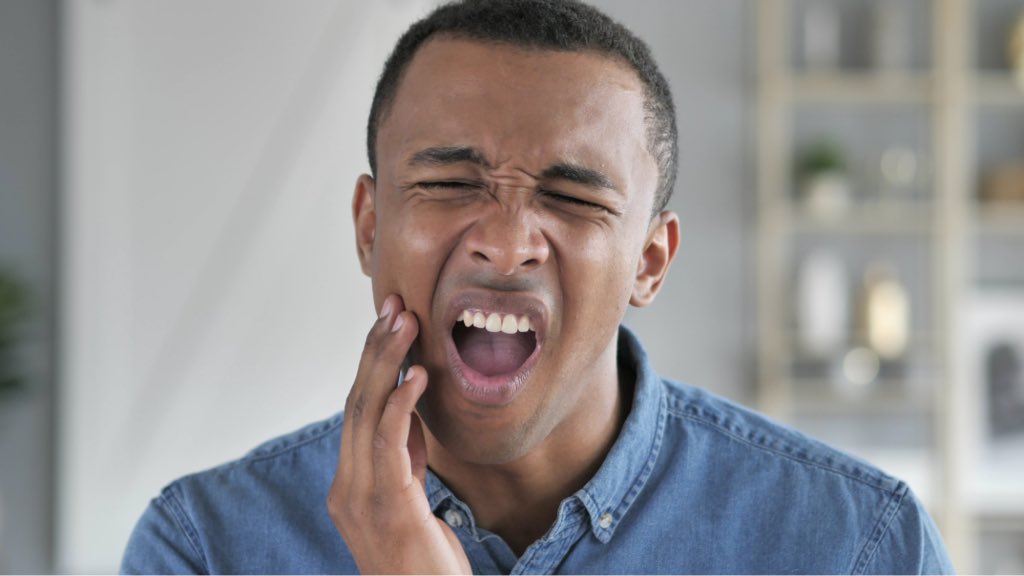 HerbalistChief's tweet photo. Get cloves. Grind it a bit (optional) and boil with water for 15-20 mins. Allow the extract to cool. 

Sip and hold the extract at the place where you are feeling the pains for 3mins.

You will be relieved from the pain. Nature heals. https://t.co/lxdkg7yeuL