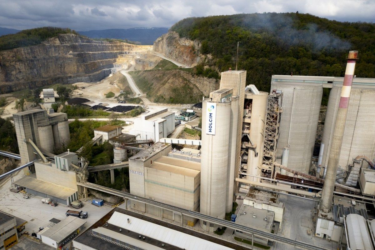 swissinfo_en's tweet image. Holcim, acquires #British gravel recycling company #LandRecovery. Land Recovery processed 300,000 tonnes of to #ConstructionWaste last year. This brings #Holcim closer to its goal of recycling 10 million tonnes of construction waste this year 🪨 buff.ly/4e6z0ct