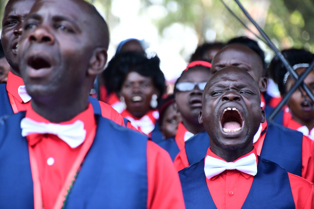 noelayikobua222's tweet photo. When you sing to catch all the notes (and maybe a few flies)! 😂 #SingingStyle #OpenWide https://t.co/8S4QIhTtt8