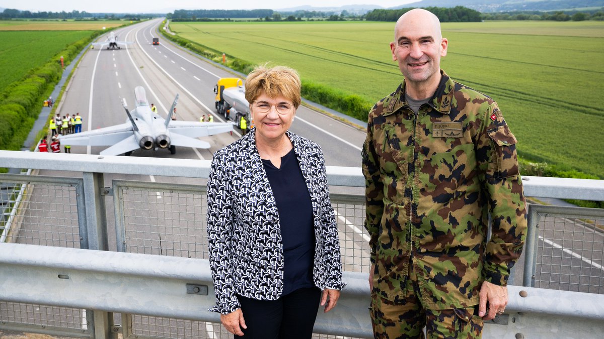 Die #Luftwaffe hat heute bei #Payerne ihre Fähigkeit der Dezentralisierung mit Starts und Landungen von F/A 18 auf der Autobahn #A1 getestet. «Alpha Uno» zeigt eindrücklich auf, zu was die Schweizer #Armee fähig ist und wie wichtig ihr breites Fähigkeitsprofil ist. 👏