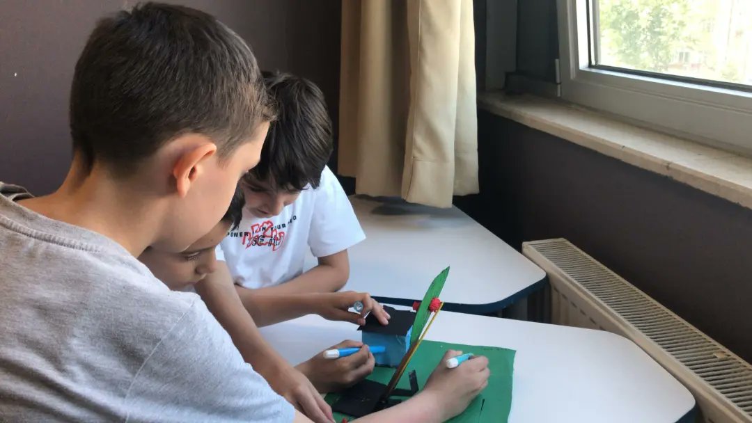 bpasabilsem's tweet photo. 5 Haziran “Türkiye Çevre Haftası”kapsamında Kurumumuz öğrencileri beyin fırtınası ile çevre ve iklimin önemini konuştu. Temiz şehir isimli atölyeyi yaptılar.“Doğadan Geleceğe: Keşfet. Bağla-n. Güçlen-dir.”ana çevrimiçi etkinliği izledik.#filizseçkin
@istanbulilmem @MemBayrampasa https://t.co/Oqgs33qwHb
