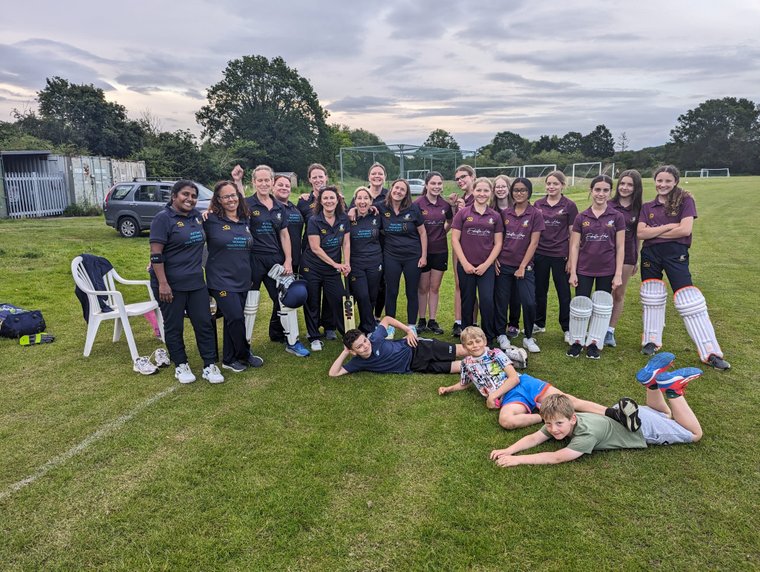 Leatherhead Womens Vs Girls Match #Pitchero
leatherheadcc.co.uk/news/leatherhe…