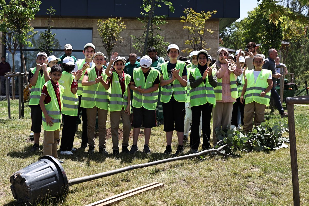 Doğayı korumak, kendimizi ve geleceğimizi korumaktır. 🍀

Çevreye olan duyarlılığa dikkat çekmek için, 25. Geleneksel Çevre Etkinlikleri kapsamında 60 öğrencimizin katılımıyla Bağcılar Millet Bahçesi ve eşzamanlı 5 farklı noktada ıhlamur fidanları dikimini gerçekleştirdik. 

Daha