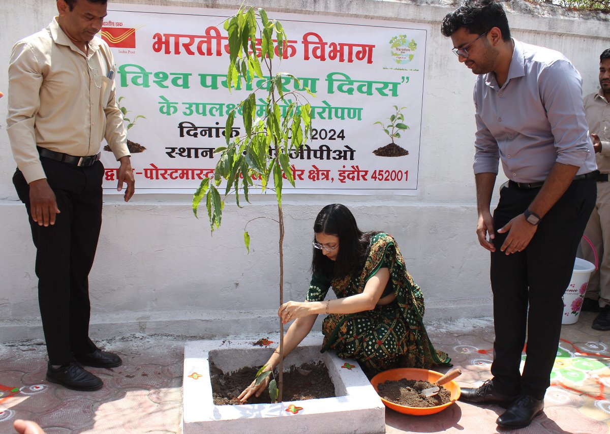 IndoreRegion's tweet photo. विश्व पर्यावरण दिवस के अवसर पर इन्दौर जीपीओ एवं इंदौर डाककुंज काॅलोनी  में श्री��ती प्रीती अग्रवाल, पोस्टमास्टर जनरल,इंदौर परिक्षेत्र द्वारा वृक्षारोपण किया गया व प्रकृति को स्वस्थ बनाएं रखने हेतु पर्यावरण के संरक्षण का संकल्प भी कर्मचारीयों,अधिकारियों एवं रहवासियों को दिलाया गया। https://t.co/my9NBWWqXF