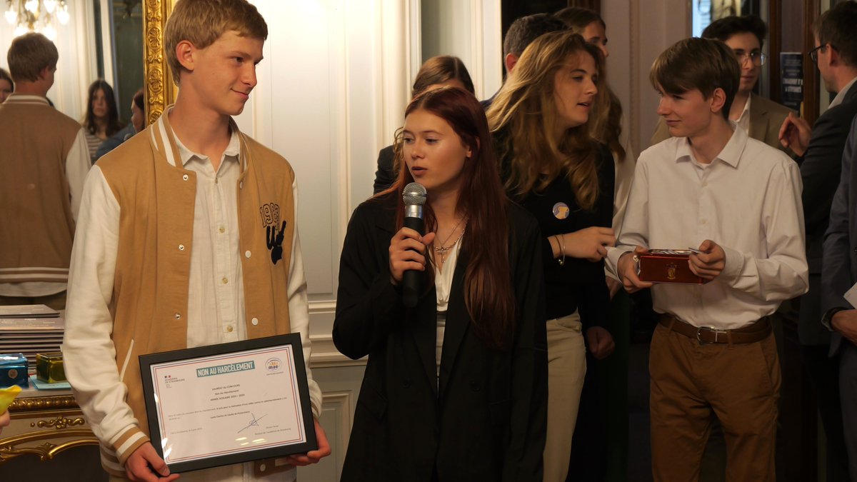 Cérémonie de 𝐫𝐞𝐦𝐢𝐬𝐞 𝐝𝐞𝐬 𝐜𝐞́𝐬𝐚𝐫𝐬 de l'#engagement
📸Un temps fort pour les élèves lauréats et une belle célébration de leur engagement avec le recteur <a href="/OlivierFaron/">Olivier Faron</a> dans les salons du rectorat.

👏Bravo ! #CAVC #CAVL #EDD #NAH #FlammeDeÉgalité #ParlementDesEnfants
