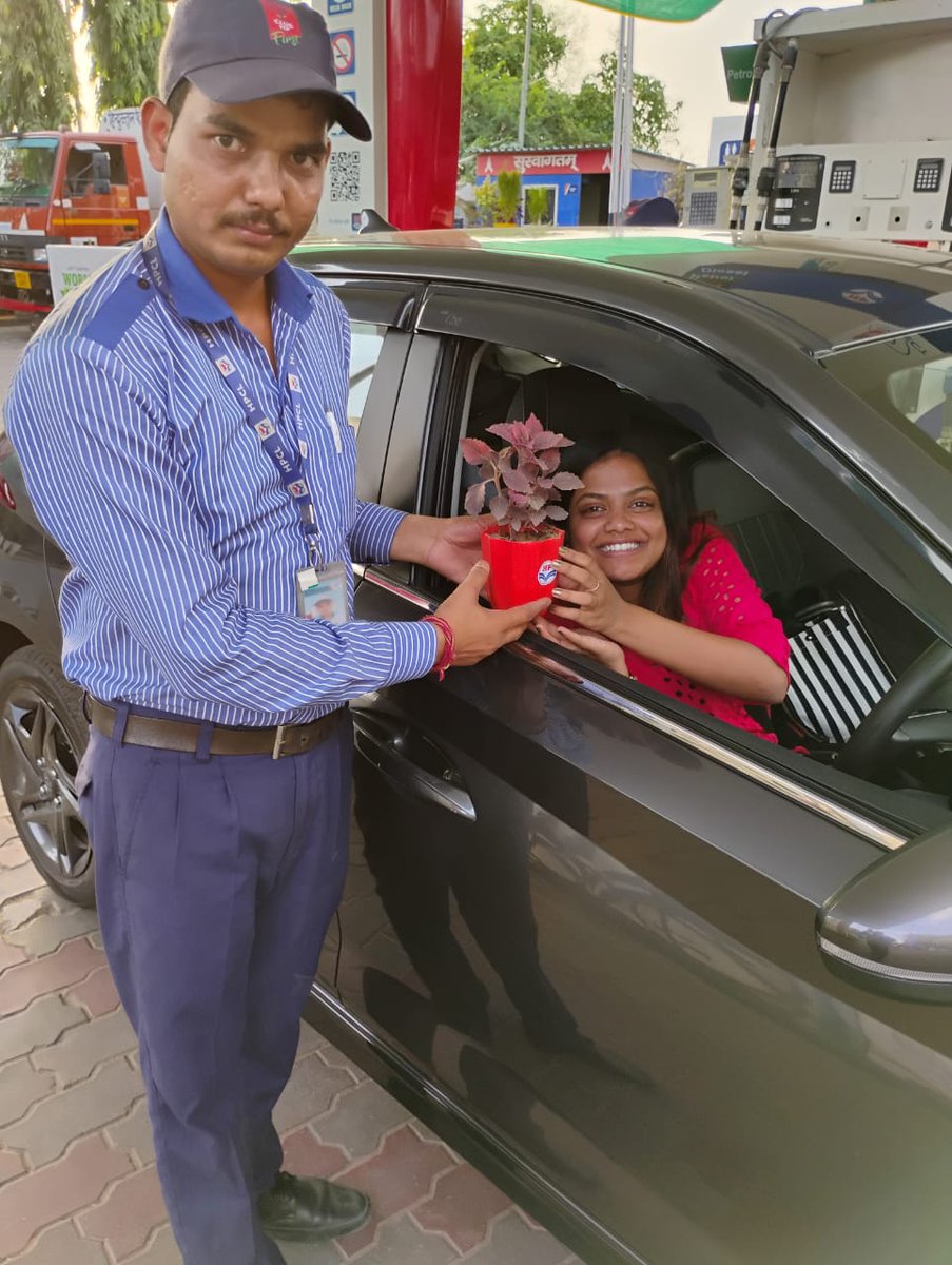 HiraFuels's tweet photo. World Environment Day 2024: Celebrations at Hira Fuels, Gurugram by gifting plants to customers!!!
#WorldEnvironmentDay‌ 
#HPCL https://t.co/L0wRv6yuPL