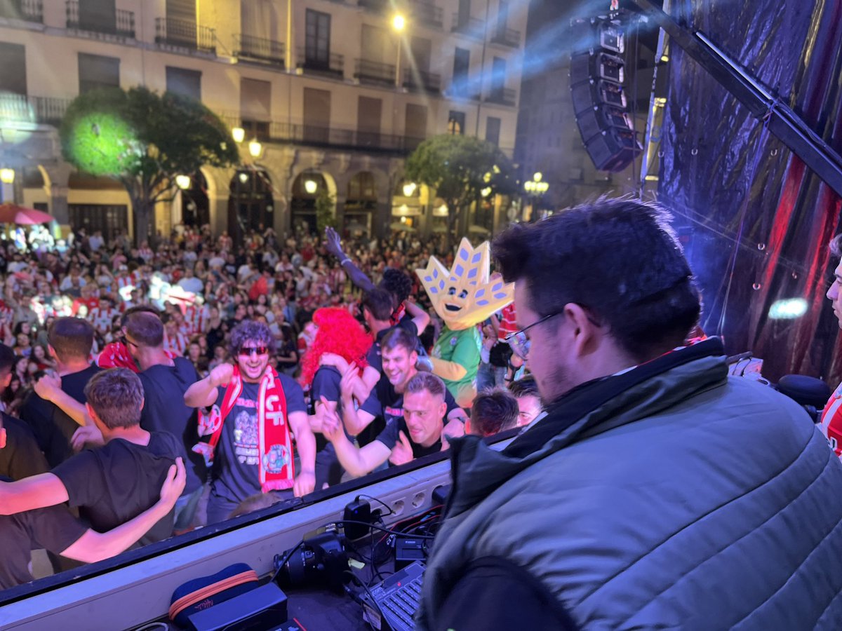 ZCFoficial's tweet photo. SOMOS DE 1ªRFEF🤩♥️|

Cómo lo pasamos gracias a nuestros amigos de @Macro_Alefran 👏🏻😍

INCREÍBLE, fue una BRUTALIDAD♥️😊

#VamosMiZamora https://t.co/eUYSc6PsQD