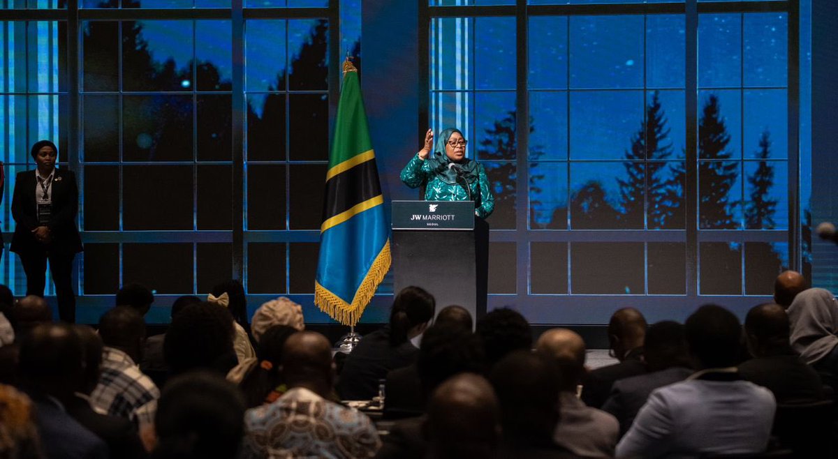 SuluhuSamia's tweet photo. Baada ya mikutano mbalimbali ya kazi katika ziara yangu nchini Korea nilipata wasaa wa kukutana na kuzungumza na ndugu zetu Watanzania waishio nchini humo, baadhi wakiwa na familia zao. 

Nimefurahi kuona imani na juhudi zao za kuendelea kuwekeza nyumbani, na kuwahakikishia kuwa tutaendelea kufanya kazi ya kuweka mazingira bora ya wao kufanya hivyo, ili kutimiza nia yao ya kuchangia kwenye maendeleo ya nchi yetu.