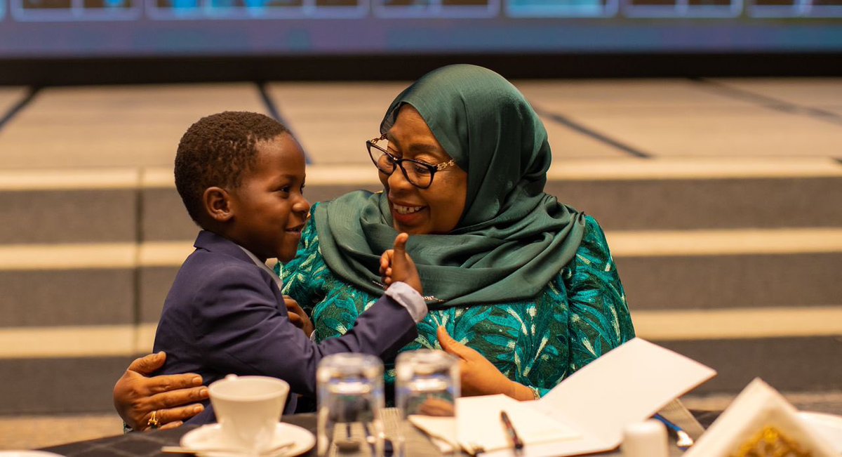 SuluhuSamia's tweet photo. Baada ya mikutano mbalimbali ya kazi katika ziara yangu nchini Korea nilipata wasaa wa kukutana na kuzungumza na ndugu zetu Watanzania waishio nchini humo, baadhi wakiwa na familia zao. 

Nimefurahi kuona imani na juhudi zao za kuendelea kuwekeza nyumbani, na kuwahakikishia kuwa tutaendelea kufanya kazi ya kuweka mazingira bora ya wao kufanya hivyo, ili kutimiza nia yao ya kuchangia kwenye maendeleo ya nchi yetu.