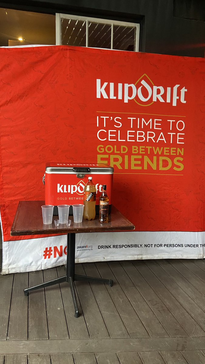 MulaloMAKHADO4's tweet photo. Brought soccer fans together with last Saturday with @KlipdriftBrandy . It was literally #GoldBetweenFriends #RoyaleShandis #Euro2024 ๐#RecapWednesday https://t.co/KcomTK4Tcl