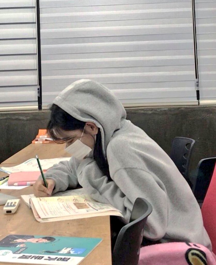 IseRosse's tweet photo. 단식한다고 공부 놓는거야? 잘 생각해 성적은 인생을 원하는대로 살 수있는 입장권 같은거야 정말 포기할래? https://t.co/YeHkG8eo1i
