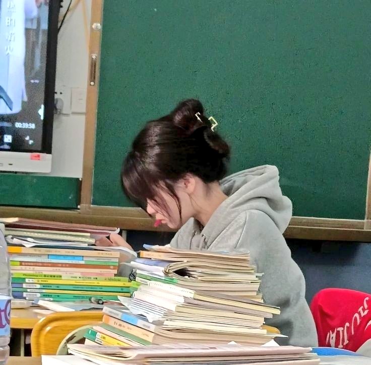 IseRosse's tweet photo. 단식한다고 공부 놓는거야? 잘 생각해 성적은 인생을 원하는대로 살 수있는 입장권 같은거야 정말 포기할래? https://t.co/YeHkG8eo1i