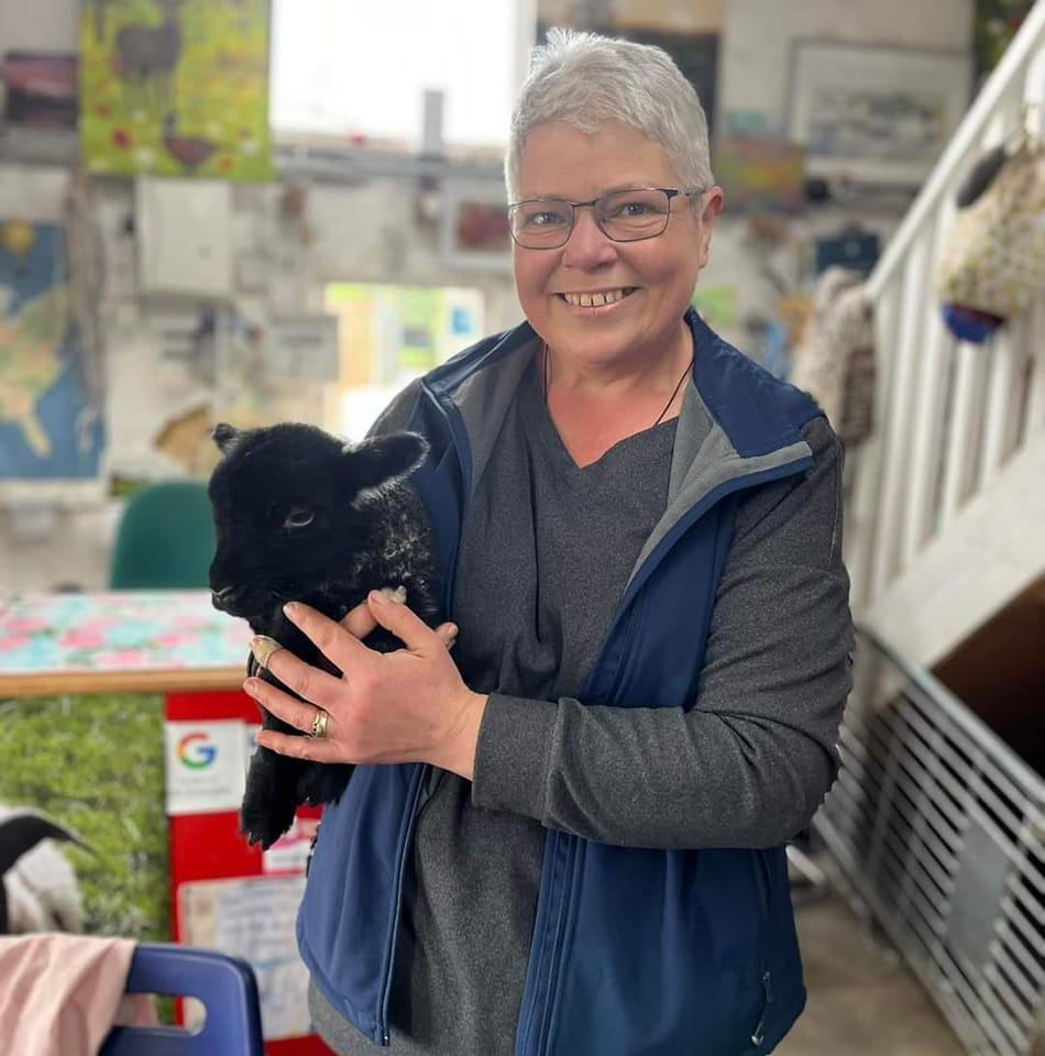 MeathMade's tweet photo. 🌟 Meet our Members 🌟 Alison Fulham of Boyne Valley Wools 🐑 

Alison is a sheep farmer who hand spins her own wool from her Jacob sheep and weaves and knits with the handspun yarn.
Find out more about Alison and Boyne Valley Wools here: https://t.co/ueqVdowXHl https://t.co/td8Tu6birB