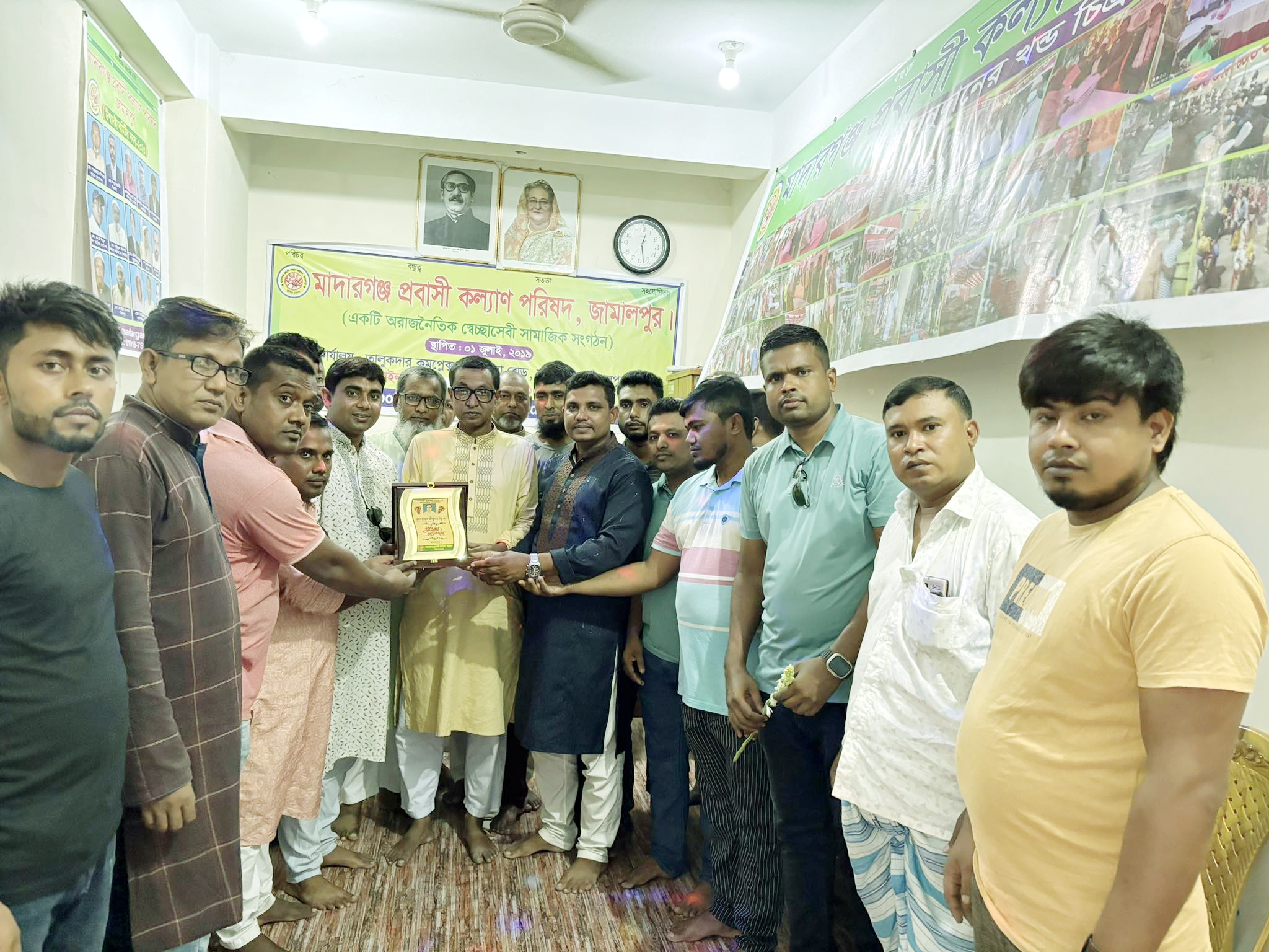 মাদারগঞ্জ প্রবাসী কল্যাণ পরিষদের পক্ষ থেকে নব নির্বাচিত চেয়ারম্যান রিমু কে সংবর্ধনা