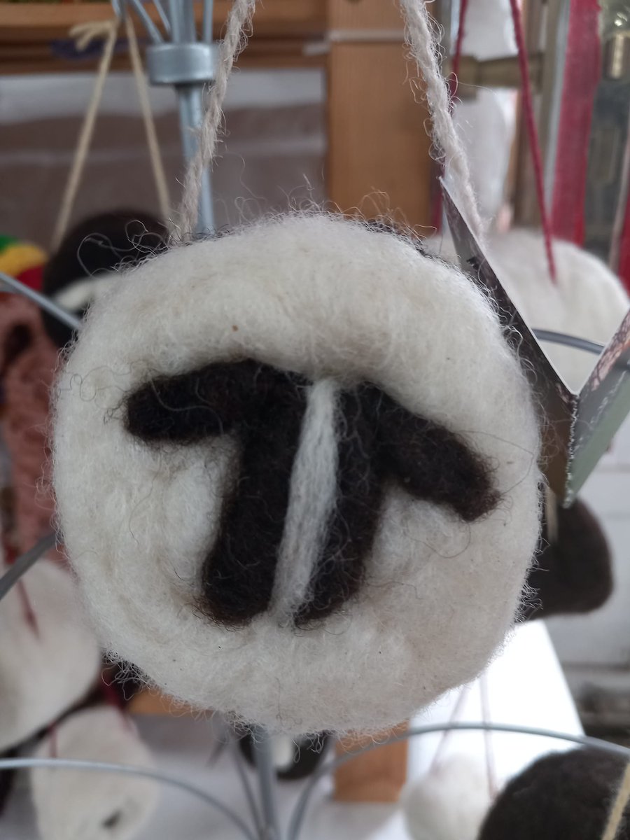 MeathMade's tweet photo. 🌟 Meet our Members 🌟 Alison Fulham of Boyne Valley Wools 🐑 

Alison is a sheep farmer who hand spins her own wool from her Jacob sheep and weaves and knits with the handspun yarn.
Find out more about Alison and Boyne Valley Wools here: https://t.co/ueqVdowXHl https://t.co/td8Tu6birB