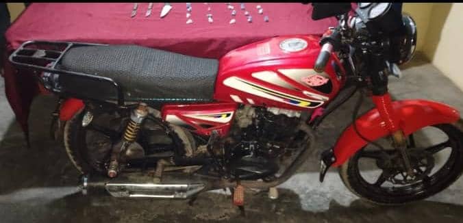 La FANB en el Edo. Amazonas, capturó a 06 sujetos pertenecientes al GEDO "El Topo", a quienes se les incautó 20 envoltorios de marihuana, 01 Facsimil de arma de fuego, 03 cartuchos Cal. 9 mm, 01 cartucho 7.62x32 mm, todos sin percutir, 04 armas blanca y 01 moto. A/O del MP.