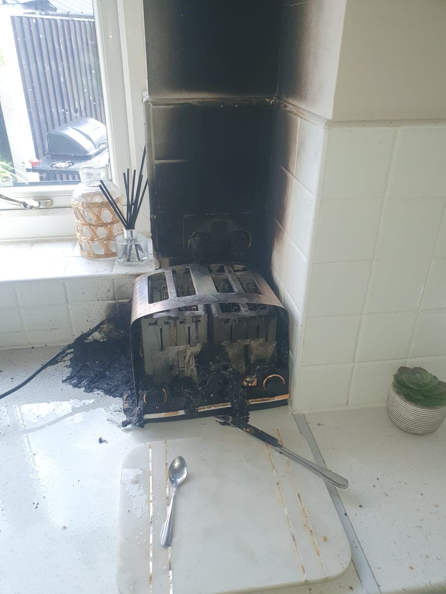 Please make sure your Household Appliances are in correct working order and free from any damage.
Replace items if any cables or plug sockets are damaged. For more home safety tips visit the link below.
orlo.uk/Sq0SZ
#cheshirefire #