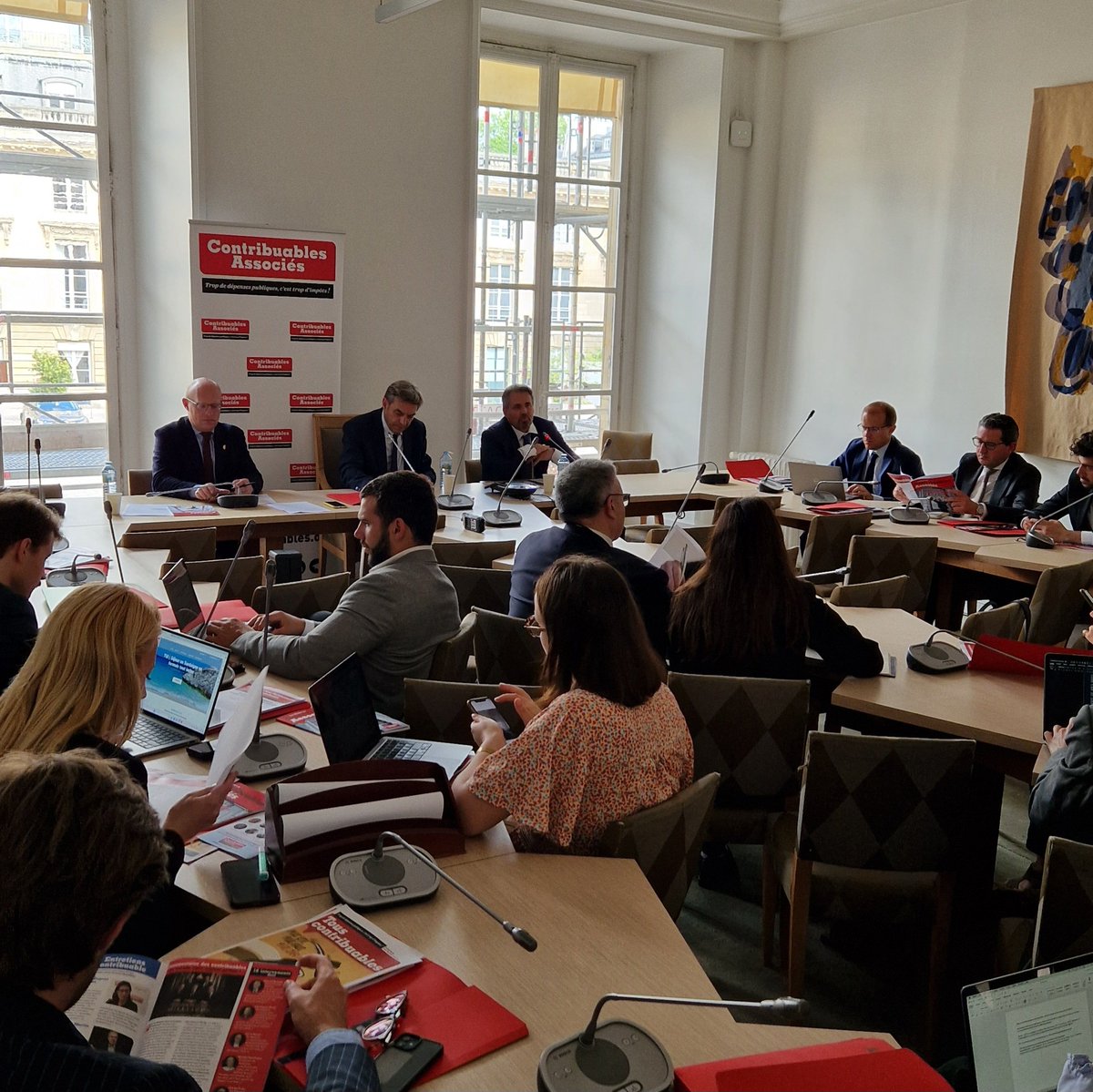 Devant des parlementaires de tous bords, l'économiste Sébastien Laye présente notre dernière étude consacrée à la simplification administrative, disponible ici ➡️ agir.touscontribuables.org/etudes