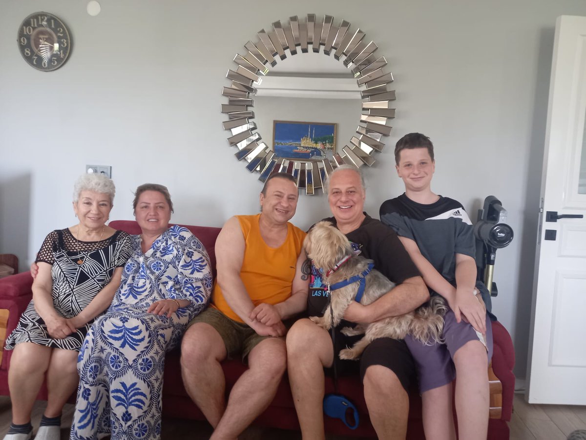 Ünlü magazin gazetecisi Bilal Özcan ve ailesi, Onur'a geçmiş olsun ziyareti için evimize geldi. Magazin dolu çok keyifli bir gündü.
<a href="/bilalozcanbenim/">Bilal Özcan Official</a> 
<a href="/onurakaymedya/">Onur Akay</a>