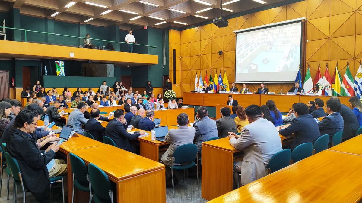 UEenEcuador's tweet photo. 📢 Hoy, realizamos el Seminario Internacional de Prevención y Rehabilitación Social, gracias al apoyo de la #UE🇪🇺 y la ejecución de @AvsiEcuador, #EURESP, @iila_org y @SNAI_Ec.
🚨 Este evento es clave 🔝para mejorar la #seguridad y la #rehabilitación en 🇪🇨. #Prevención #Paz https://t.co/lU7UQClbK7