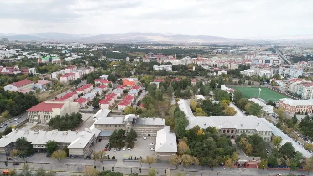 Selami__Altinok's tweet photo. 📍 Milli Savunma Bakanlığı 

Milli Eğitim Bakanımız Sayın Yusuf Tekin, Erzurum Valimiz Sayın Mustafa Çiftçi, Erzurum Milletvekillerimiz Sayın Fatma Öncü, Mehmet Emin Öz ve Abdurrahim Fırat, Erzurum Büyükşehir Belediye Başkanımız Sayın Mehmet Sekmen, AK Parti Erzurum İl Başkanımız Sayın İbrahim Küçükoğlu, Erzurum Ticaret Odası Başkanımız Sayın Saim Özakalın ile birlikte Milli Savunma Bakanımız ile verimli bir toplantı gerçekleştirdik.

Toplantımızda, Erzurum Eski Mareşal Fevzi Çakmak Askeri Hastanesi’nin Erzurum Lisesi’ne bağlanması kararını aldık. Önümüzdeki aylarda restorasyonuna başlanacak olan Erzurum Lisesi’nin yeniden eski ruhuna kavuşması, şehrimizin gelişmesi ve kalkınması adına atılan bu önemli adımlar, Sayın Cumhurbaşkanımız Recep Tayyip Erdoğan’ın liderliğinde her zaman güçlü ve kararlı bir şekilde devam edecektir.

Sayın Bakanımıza, gösterdiği ilgi ve alakadan dolayı teşekkür ederiz. Erzurum için atılan her adımda daha da güçleniyoruz. Birlik ve beraberlik içinde daha güzel yarınlara yürüyoruz.

Erzurum'umuza hayırlı olsun!

#Erzurum
