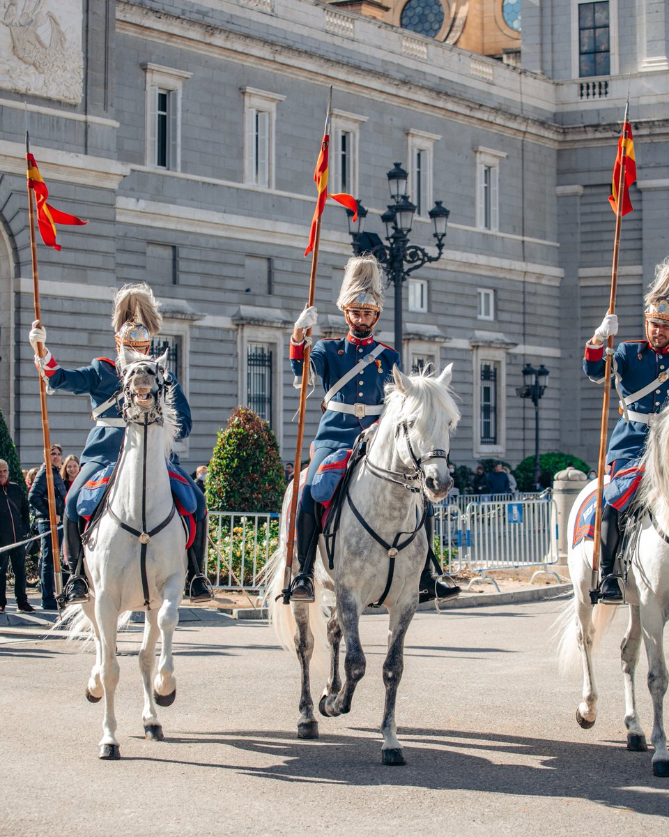 Visita_Madrid's tweet photo. ¿Te gustaría presenciar un relevo de guardia al estilo Alfonso XIII en Madrid? 👑
¡Una experiencia que no te puedes perder! 🇪🇸✨
#MadridHistórico #PalacioReal #RelevoDeGuardia #TurismoMadrid https://t.co/x6c9J3xpFB
