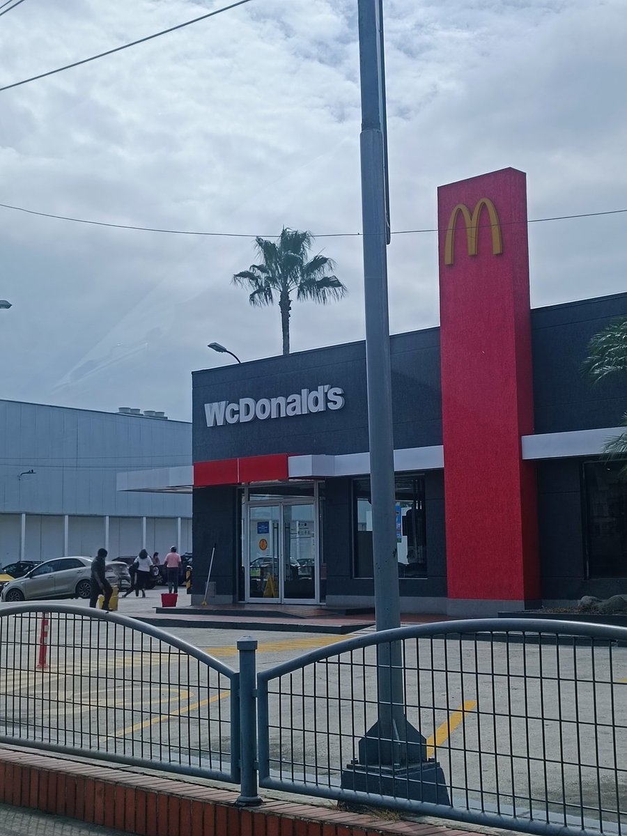 Alansantos135's tweet photo. Que tiro @McDonalds @McDonalds_Ecu  
Wcdonalds #McDonalds #Ecuador 😅😅😅😅😅 https://t.co/YYXtDH5jU8