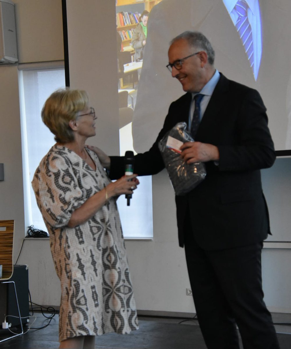 Een gehaakte sjaal voor burgemeester Aboutaleb 🥰

In 2023 gaf op een koude dag bij een bezoek van de burgemeester aan Hillesluis zijn eigen sjaal aan een bewoonster...

Lee verder via  👉  shorturl.at/Zqn5o

#Vreewijk