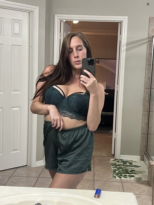 Hey loser, come check out all the slutty things I&rsquo;ve been getting into. 💧 https://t.co/w8Caae1Pay