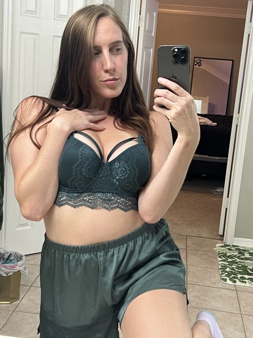 Hey loser, come check out all the slutty things I&rsquo;ve been getting into. 💧 https://t.co/w8Caae1Pay