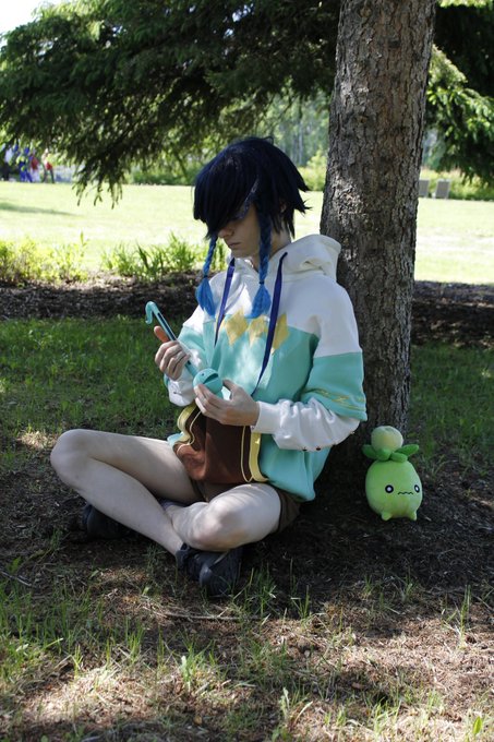 Just another lonely day~ relaxing under a tree while playing my silliest instrument~ 🎶 https://t.co/