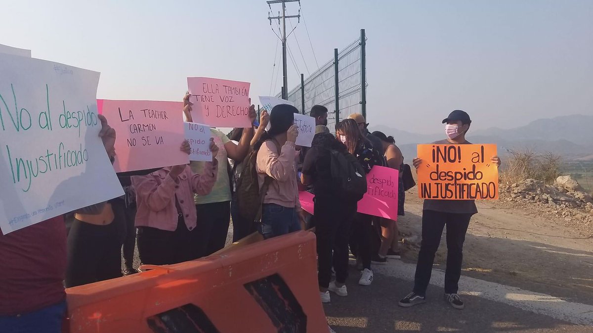 24_morelos's tweet photo. ALUMNOS DE LA UTSEM PROTESTAN EN LA CARRETERA PUENTE DE IXTLA-MAZATEPEC
Esta mañana un grupo de alumnos de la Universidad Tecnológica del Sur del Estado de Morelos (#UTSEM) bloque�� la carretera Puente de Ixtla-Mazatepec.
Los alumnos demandaron el despido injustificado de profesores que laboraron ocho años, los cuales fueron retirados de sus aulas con abogados y sin darles un motivo del despido.