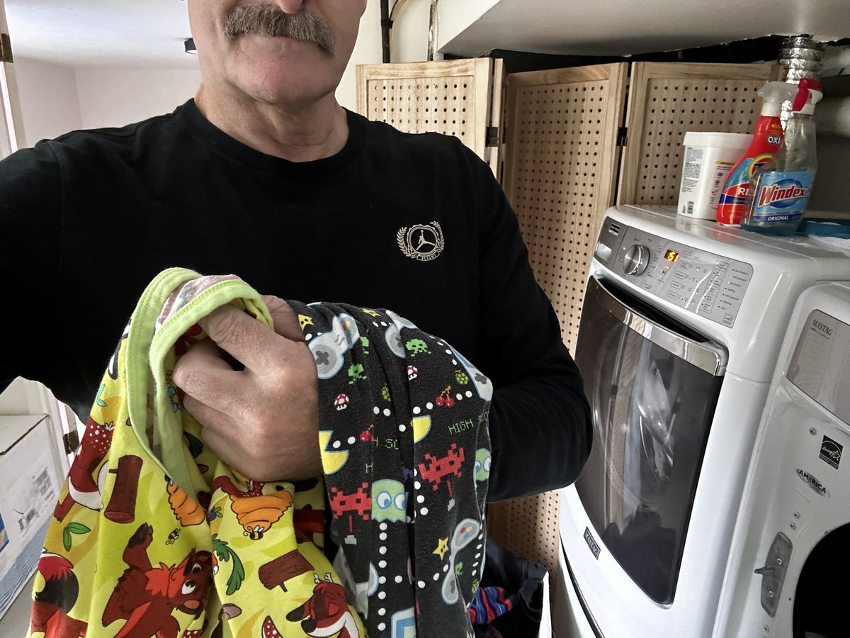 SrhPaul's tweet photo. Daddy’s favourite cute chore is washing   his little @puptrojan’s onesies after the weekend cos he’s so little and stinky #abdl #littlespace #ageplay #adultbaby #diaperlover #diaperboi 
#dadsonroleplay #handlerpup  #messydiaper #stinkydiaper  #stinkypuppy https://t.co/fG41wixoXD