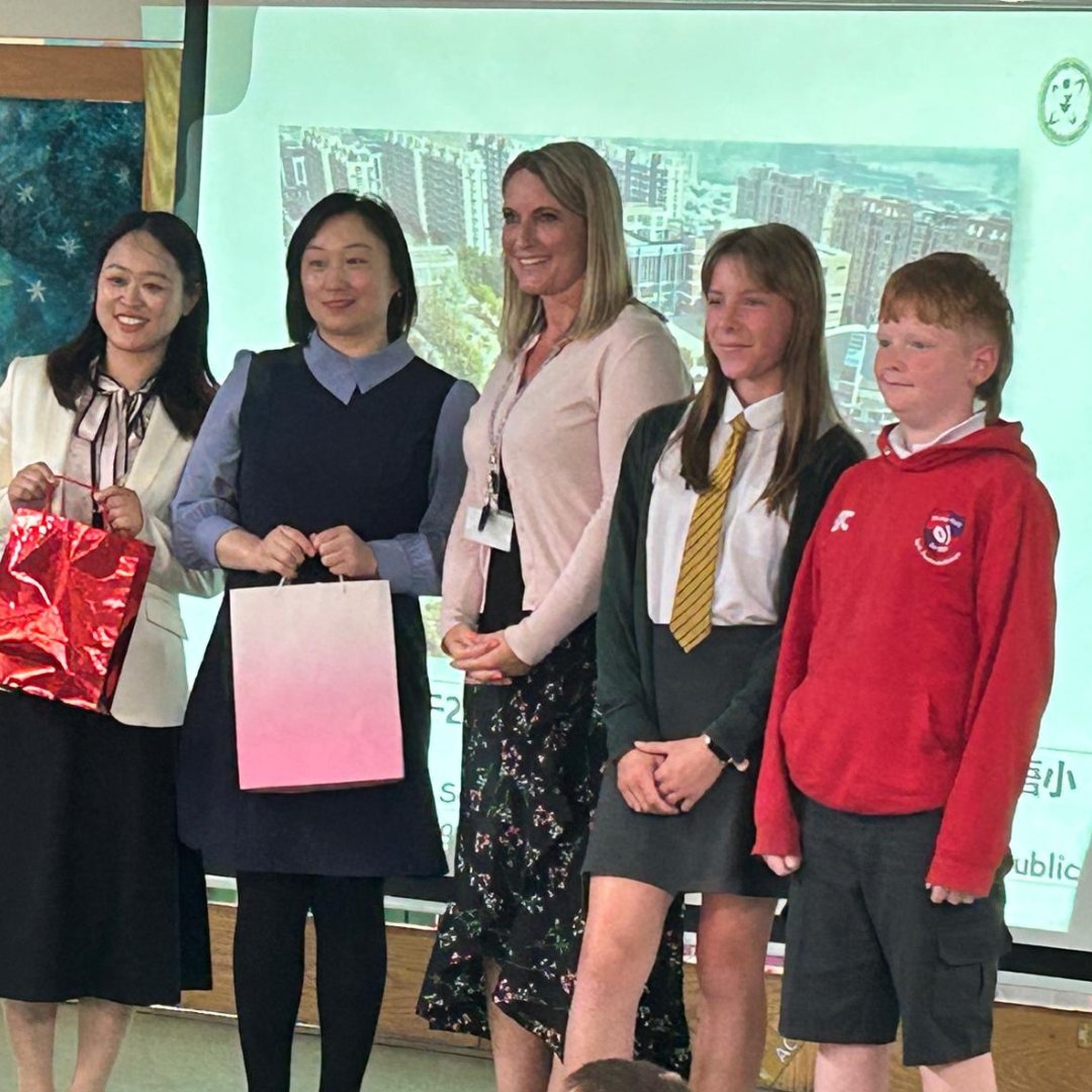 On Monday, St Andrew's welcomed Chinese exchange students visiting for the week with an assembly where the children shared information about each other's cultures. 

They then participated in team building activities to get to know one another!

An amazing start to the week! ⭐