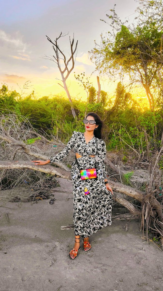 Army_Miniee's tweet photo. Beauty is a reflection of your soul and the kindness in your heart 🤍✨🏝️

#beach #sunset #goodvibes #momentsofmine #VacationModeActivated https://t.co/Pgd5UJ0ZQ2