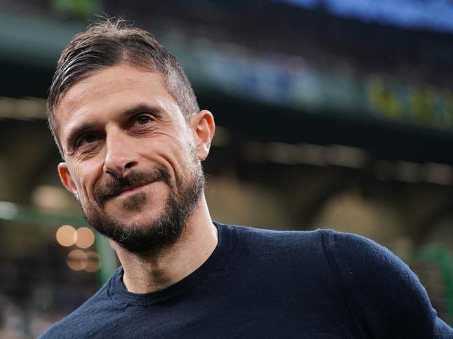 FabrizioRomano's tweet photo. 👚🇮🇹 City Group side Palermo have now agreed on terms to appoint Alessio Dionisi as new head coach.

Deal set to be signed with former Sassuolo head coach. https://t.co/EdfSvBPBvs