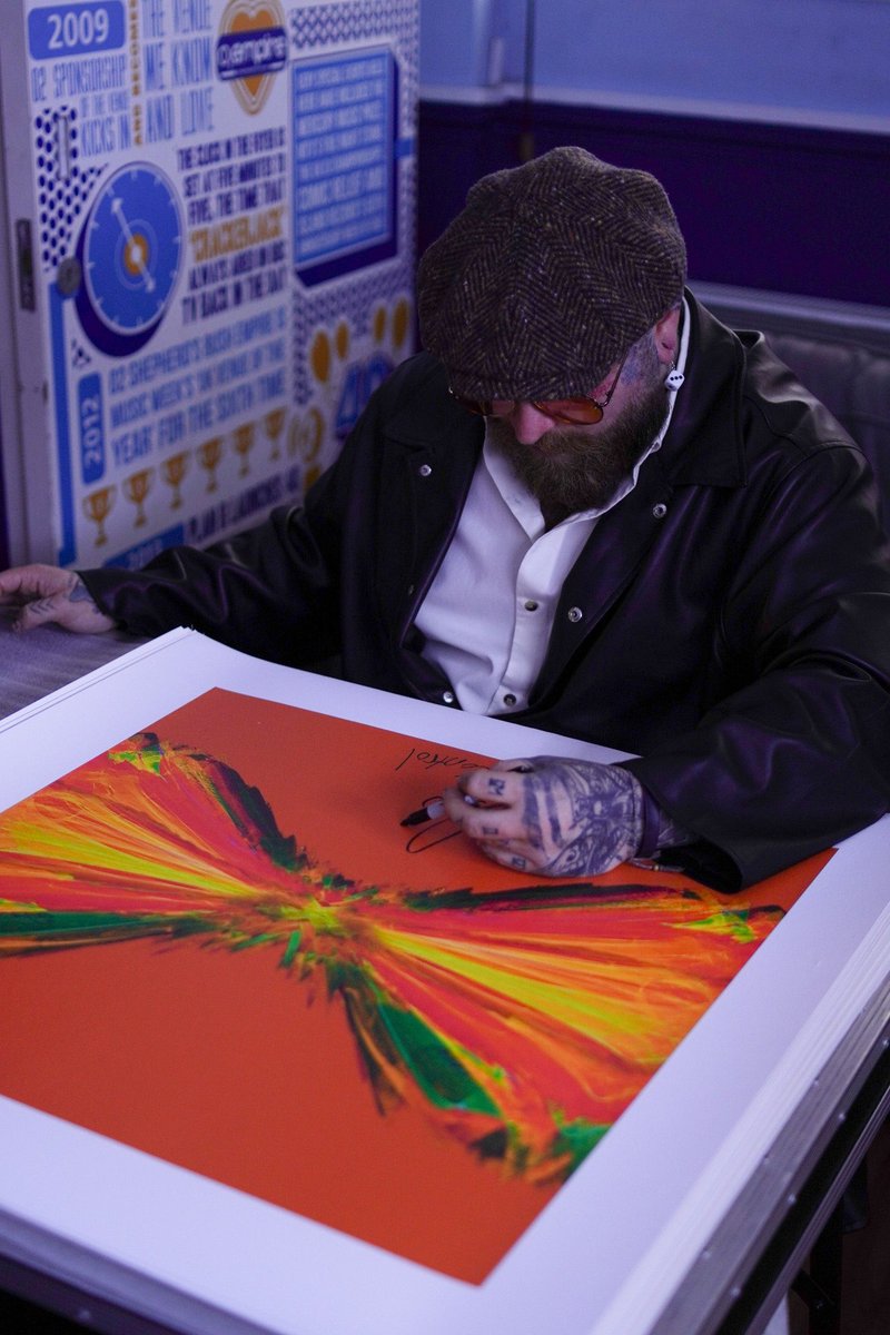 Soundwaves_Art's tweet photo. Our first collection with @teddyswims is now live! While he was in London, Teddy hand signed 100 artworks created from the iconic ‘Lose Control’. Every artwork is being sold to support The Gift of Music Foundation: https://t.co/4zRYCkkYjO https://t.co/m4Syf8hGZL