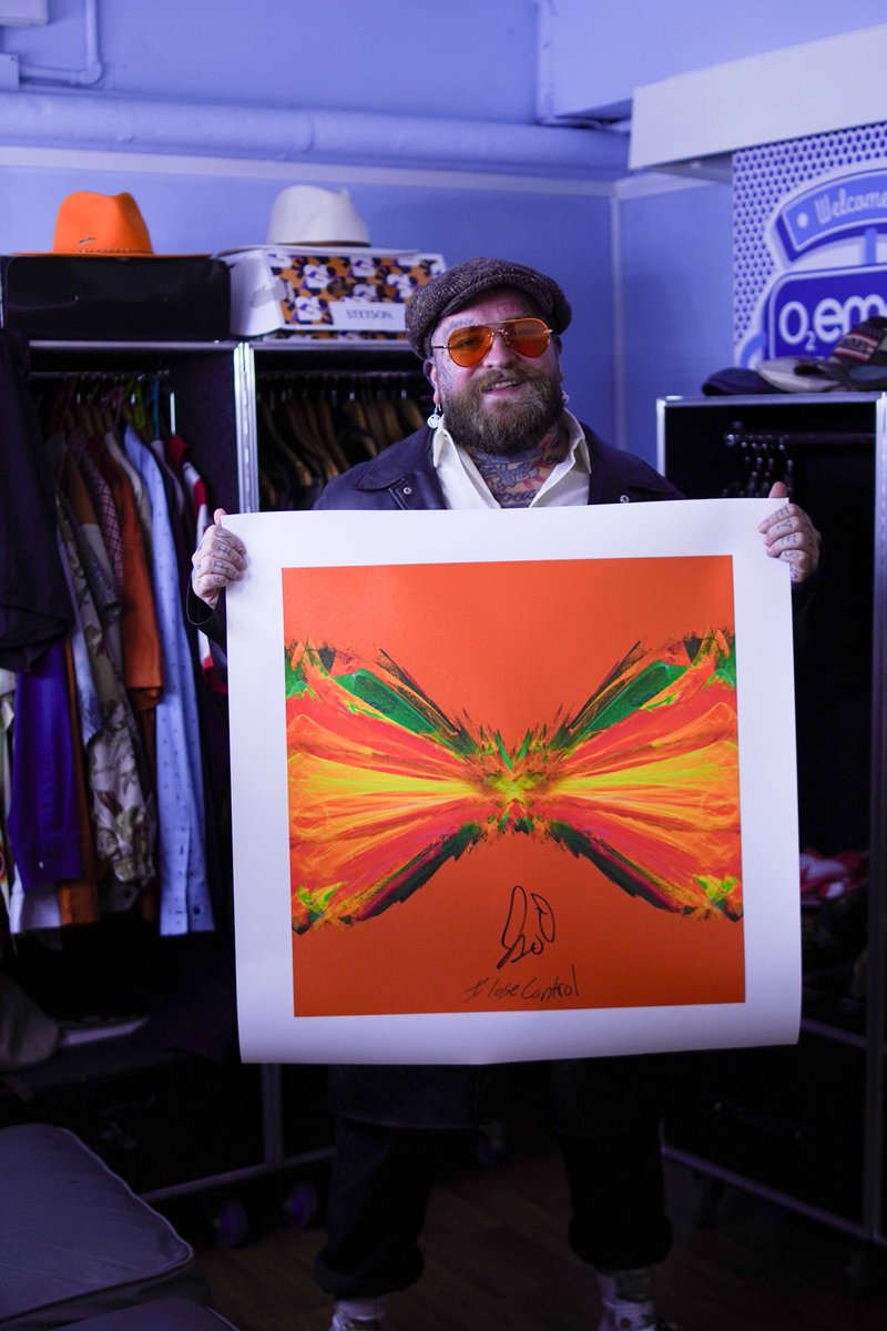 Soundwaves_Art's tweet photo. Our first collection with @teddyswims is now live! While he was in London, Teddy hand signed 100 artworks created from the iconic ‘Lose Control’. Every artwork is being sold to support The Gift of Music Foundation: https://t.co/4zRYCkkYjO https://t.co/m4Syf8hGZL